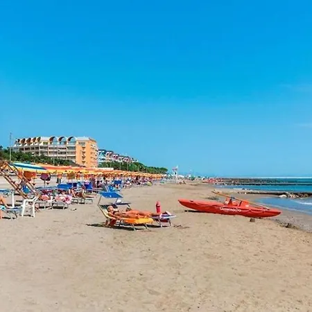 Fantastic Flat With Shared Pool For 5 Guests Lägenhet Porto Santa Margherita di Caorle